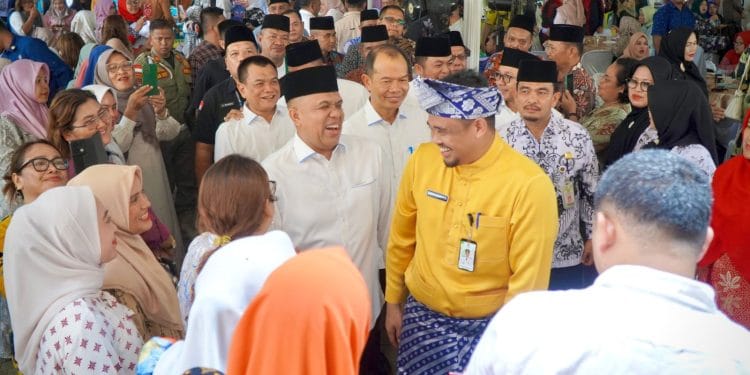 Bobby Nasution Kenakan Busana Adat Melayu di Halal Bihalal Pemkab Langkat, PJ Bupati Langkat Sambut dengan Senyum Bahagia