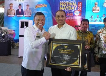 Pj Bupati Langkat Faisal Hasrimy Terima Paritrana Award 2024 