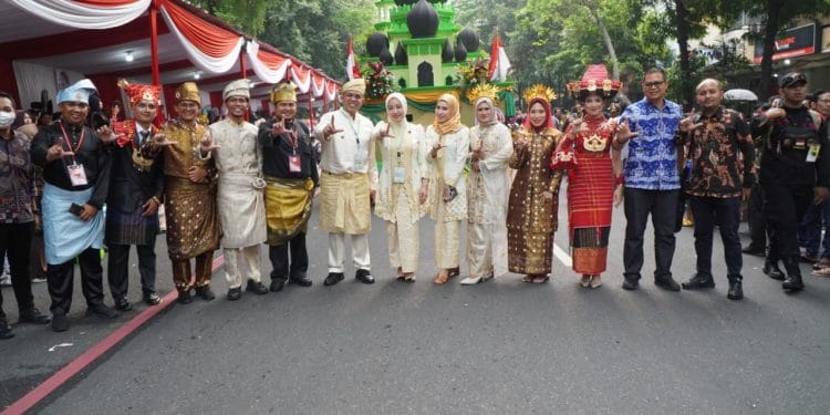 Promosikan Wisata Dan Budaya, Pj. Bupati Langkat ikut serta dalam Parade Mobil Hias di Kota Solo