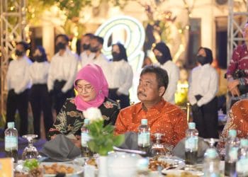 Hadiri Gala Dinner Rakernas XVII APEKSI, Wali Kota Binjai Saling Bertukar Cenderamata