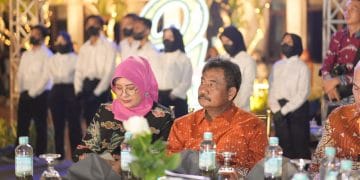 Hadiri Gala Dinner Rakernas XVII APEKSI, Wali Kota Binjai Saling Bertukar Cenderamata