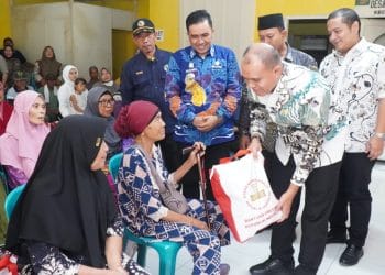 Pj. Bupati Langkat serahkan langsung 122 Paket Sembako bantuan Presiden RI di 3 Kecamatan 