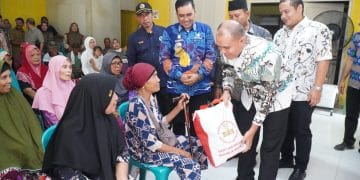 Pj. Bupati Langkat serahkan langsung 122 Paket Sembako bantuan Presiden RI di 3 Kecamatan 