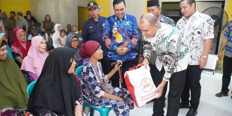 Pj. Bupati Langkat serahkan langsung 122 Paket Sembako bantuan Presiden RI di 3 Kecamatan 