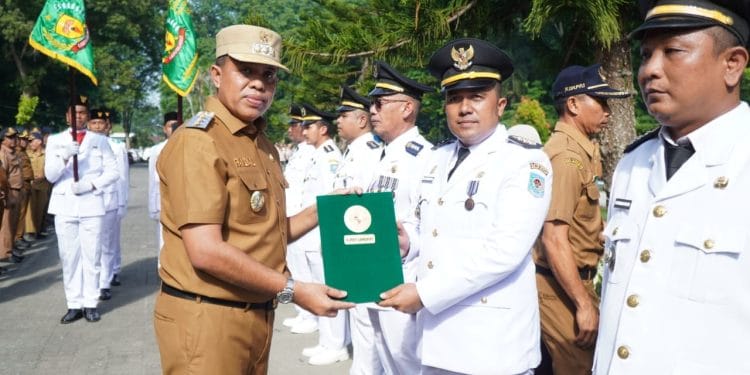 Pj. Bupati Langkat beri Penghargaan untuk Kecamatan dan Kelurahan Terbaik 2024, Serta Atlet Pelajar Berprestasi