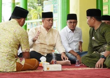 Pj. Bupati Langkat Faisal Hasrimy Laksanakan Sholat Jumat bersama masyarakat dan Bagikan Sembako di Masjid Azizi
