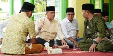 Pj. Bupati Langkat Faisal Hasrimy Laksanakan Sholat Jumat bersama masyarakat dan Bagikan Sembako di Masjid Azizi