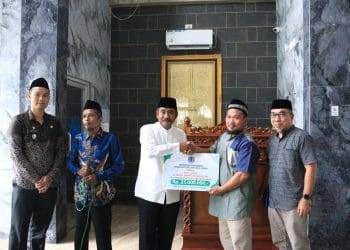 Wali Kota Sholat Jumat Berjamaah Sekaligus Serahkan Bantuan Dana Hibah Di Masjid Taqwa