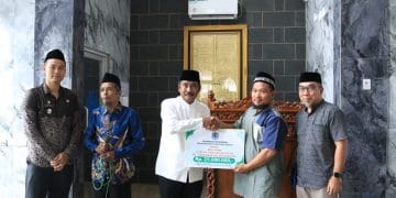 Wali Kota Sholat Jumat Berjamaah Sekaligus Serahkan Bantuan Dana Hibah Di Masjid Taqwa