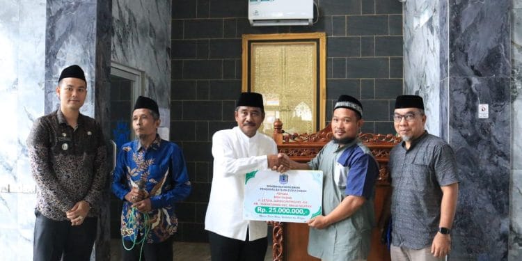 Wali Kota Sholat Jumat Berjamaah Sekaligus Serahkan Bantuan Dana Hibah Di Masjid Taqwa