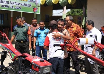 Dukung Peningkatan Produksi Pertanian, Wali Kota Binjai Serahkan Bantuan Alsintan Kepada Kelompok Tani