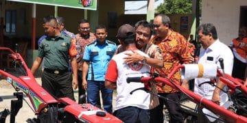 Dukung Peningkatan Produksi Pertanian, Wali Kota Binjai Serahkan Bantuan Alsintan Kepada Kelompok Tani