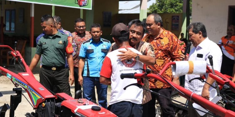 Dukung Peningkatan Produksi Pertanian, Wali Kota Binjai Serahkan Bantuan Alsintan Kepada Kelompok Tani