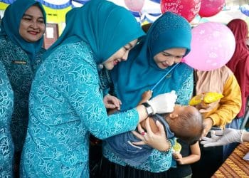 Pj. Ketua TP PKK Langkat Serahkan 100 Paket Sembako Bantuan Presiden RI di Kecamatan Tanjung Pura 