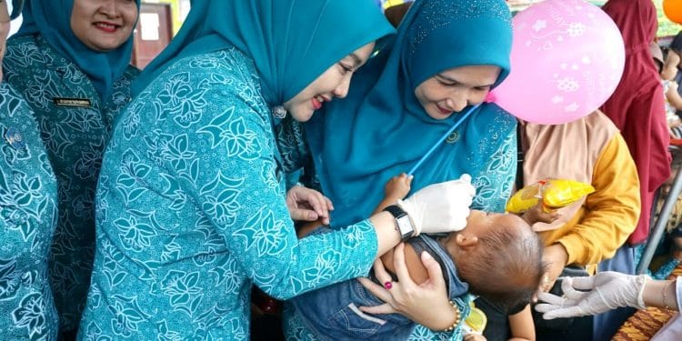 Pj. Ketua TP PKK Langkat Serahkan 100 Paket Sembako Bantuan Presiden RI di Kecamatan Tanjung Pura 