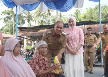 Pj. Bupati Langkat Faisal Hasrimy Serahkan Bantuan di Kecamatan Stabat dan Wampu: Bentuk Perhatian Pemerintah kepada Masyarakat