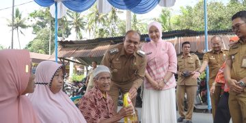 Pj. Bupati Langkat Faisal Hasrimy Serahkan Bantuan di Kecamatan Stabat dan Wampu: Bentuk Perhatian Pemerintah kepada Masyarakat