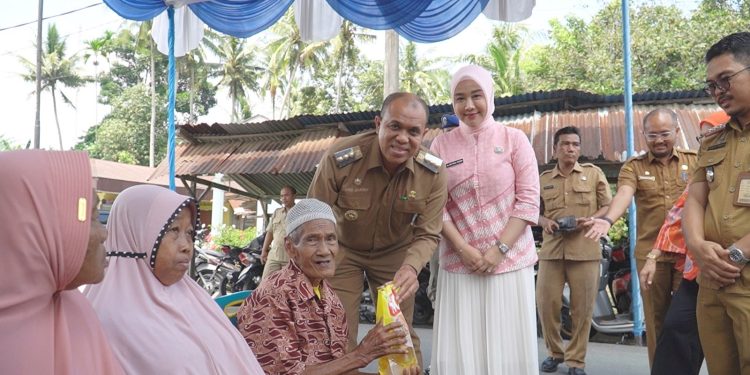 Pj. Bupati Langkat Faisal Hasrimy Serahkan Bantuan di Kecamatan Stabat dan Wampu: Bentuk Perhatian Pemerintah kepada Masyarakat