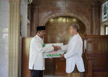 Sholat Jumat di Masjid Al Insyirah, Wali Kota Binjai Serahkan Dana Hibah