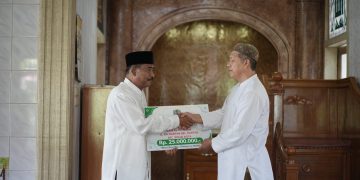 Sholat Jumat di Masjid Al Insyirah, Wali Kota Binjai Serahkan Dana Hibah