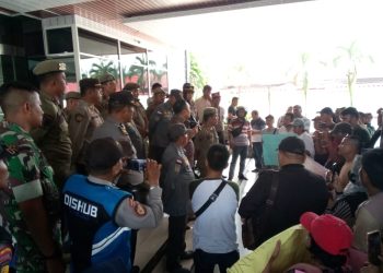 Puluhan Pedagang Demo Nolak Kenaikan Biaya Kebersihan dan Retribusi di Pajak Bawah