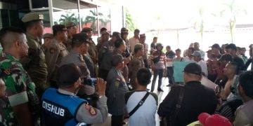 Puluhan Pedagang Demo Nolak Kenaikan Biaya Kebersihan dan Retribusi di Pajak Bawah