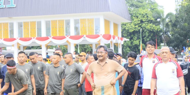Semarak Kemerdekaan, Walikota Binjai Ikut Lomba Lari Karung Bersama Forkopimda