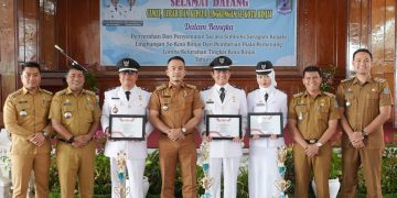 Penyematan Secara Simbolis Seragam Kepala Lingkungan se-Kota Binjai, dan Pemberian Piala Pemenang Lomba Kelurahan Tingkat Kota Binjai Tahun 2024