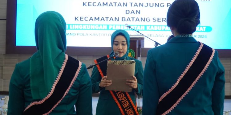 Ny. Uke Retno Faisal Hasrimy Lantik Ketua TP PKK Kecamatan Langkat Dilantik