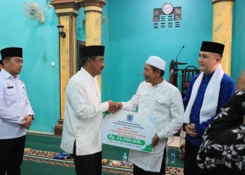 Wali Kota Sholat Jumat Berjamaah Sekaligus Serahkan Dana Hibah Kepada Dua Masjid di Binjai Utara