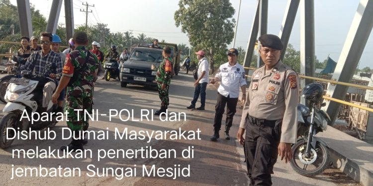 Satuan TNI – POLRI, Dishub Dumai Turun Lapangan Tertibkan Lalin Jembatan Sungai Mesjid