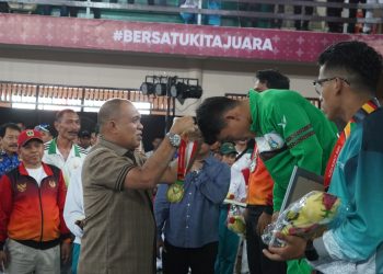 Pj. Bupati Langkat Berikan Medali kepada Juara Cabang Olahraga Sambo: Dorong Semangat Atlet Muda di Ajang Nasional