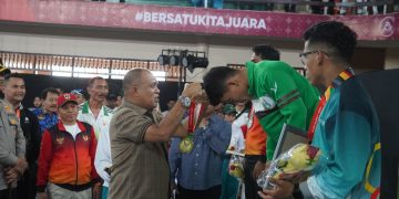 Pj. Bupati Langkat Berikan Medali kepada Juara Cabang Olahraga Sambo: Dorong Semangat Atlet Muda di Ajang Nasional
