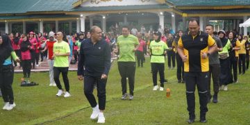 Pj. Bupati Langkat Bersama Wakapolda Sumut Ajak Warga Jaga Kesehatan Melalui Power Fit Party di Alun-alun Stabat