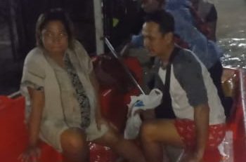 Petugas BPBD Selamatkan Ibu Hamil Terjebak Banjir