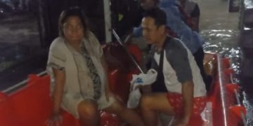 Petugas BPBD Selamatkan Ibu Hamil Terjebak Banjir