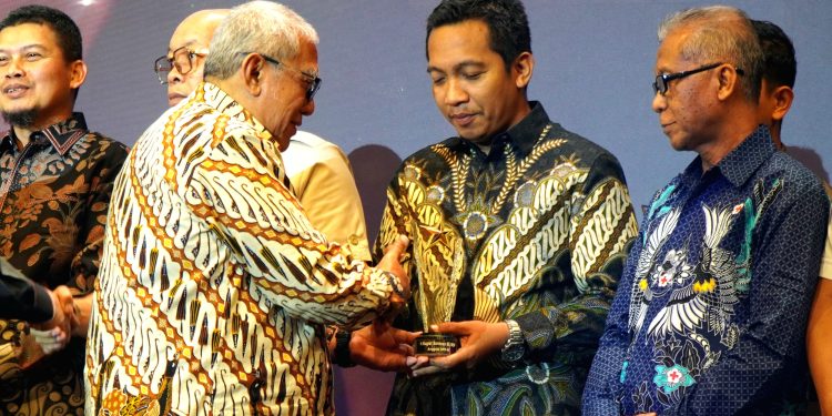 Pj Bupati Langkat Faisal Hasrimy Raih Penghargaan “Sahabat Pers Award 2024”