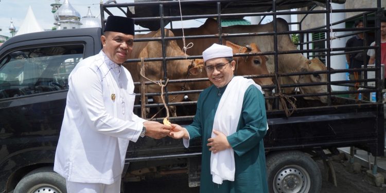 Jelang Haul ke-101 Tuan Guru Babussalam, Pj Bupati Langkat Faisal Hasrimy Serahkan Bantuan untuk Jamaah