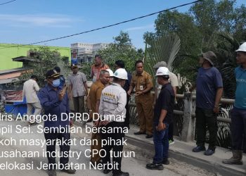 Idris Anggota DPRD Partai Demokrat Fasilitasi Perbaikan Jembatan Nerbit Didukung Perusahaan
