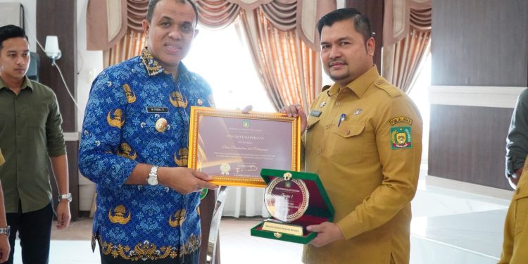 Pj Bupati Langkat Beri Penghargaan SAKIP dan Pelayanan Publik Terbaik: Dorong Peningkatan Kinerja dan Inovasi