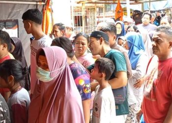 Korban Banjir Ngantri Ngambil Makanan di Dapur Umum Posko Bencana