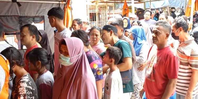 Korban Banjir Ngantri Ngambil Makanan di Dapur Umum Posko Bencana