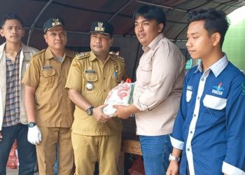 Mahasiswa Binjai Serahkan Bantuan Hasil Donasi untuk Korban Banjir Berngam