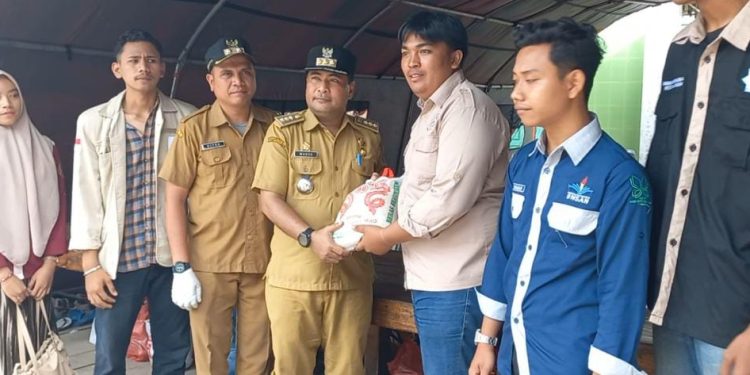 Mahasiswa Binjai Serahkan Bantuan Hasil Donasi untuk Korban Banjir Berngam