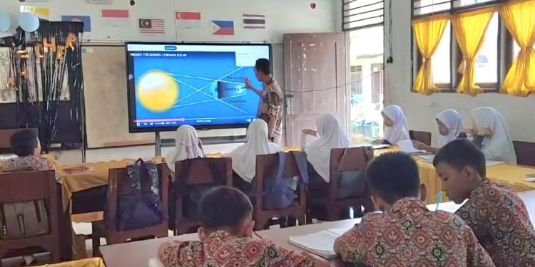 Pj Bupati Langkat Dorong Digitalisasi Pendidikan dengan Smart Board, Dukung Program Prioritas Presiden Prabowo.