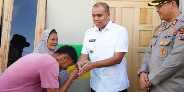 Pj Bupati Faisal Hasrimy Serahkan Rumah Baru untuk Korban Kebakaran: Bukti Nyata Gotong Royong