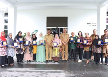 Berikan Cinderamata Kepada ASN Purna Tugas, Wali Kota Binjai Sampaikan Terima Kasih