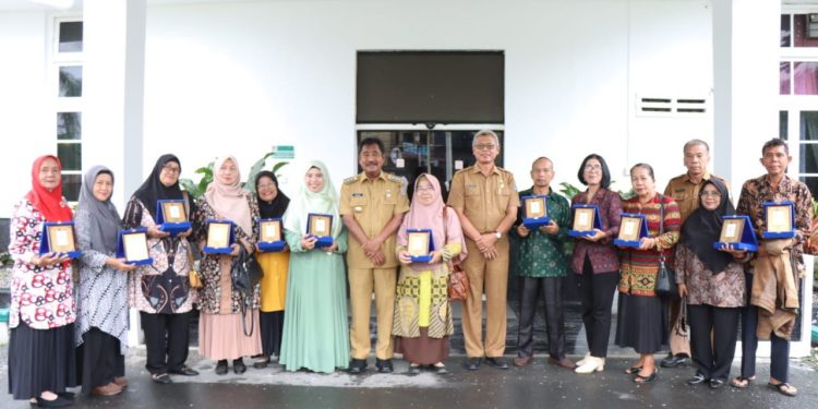 Berikan Cinderamata Kepada ASN Purna Tugas, Wali Kota Binjai Sampaikan Terima Kasih