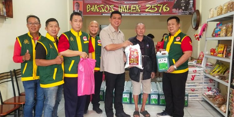 Dandenpom I/5 Medan Letkol CPM Hanri Wira Kusuma,S.H., M.Han Serahkan Bantuan Dalam Bakti Sosial Imlek 2576