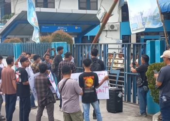 Kantor PLN Didemo Soal Tiang Listrik Roboh Renggut Nyawa Ibu dan Anak